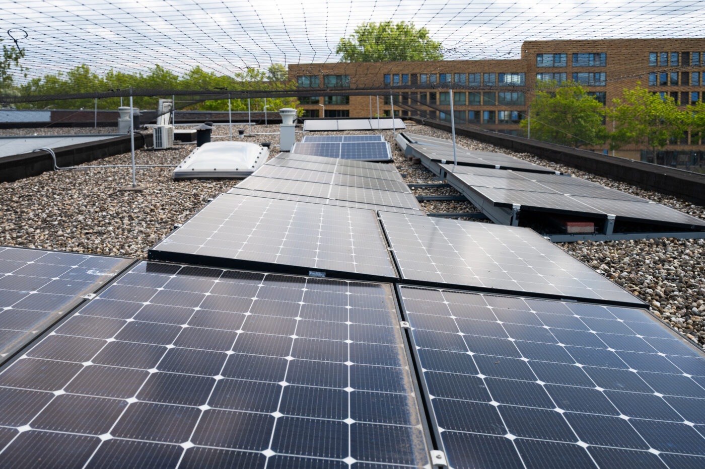 de zonnepanelen op het dak
