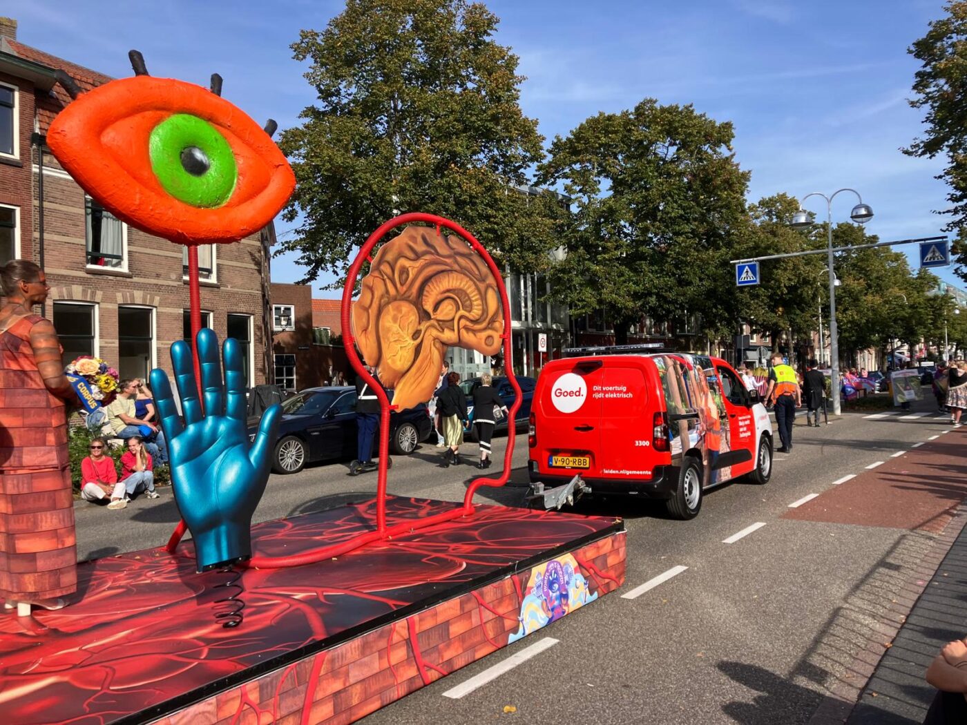 Goed. wagen trekt praalwagen